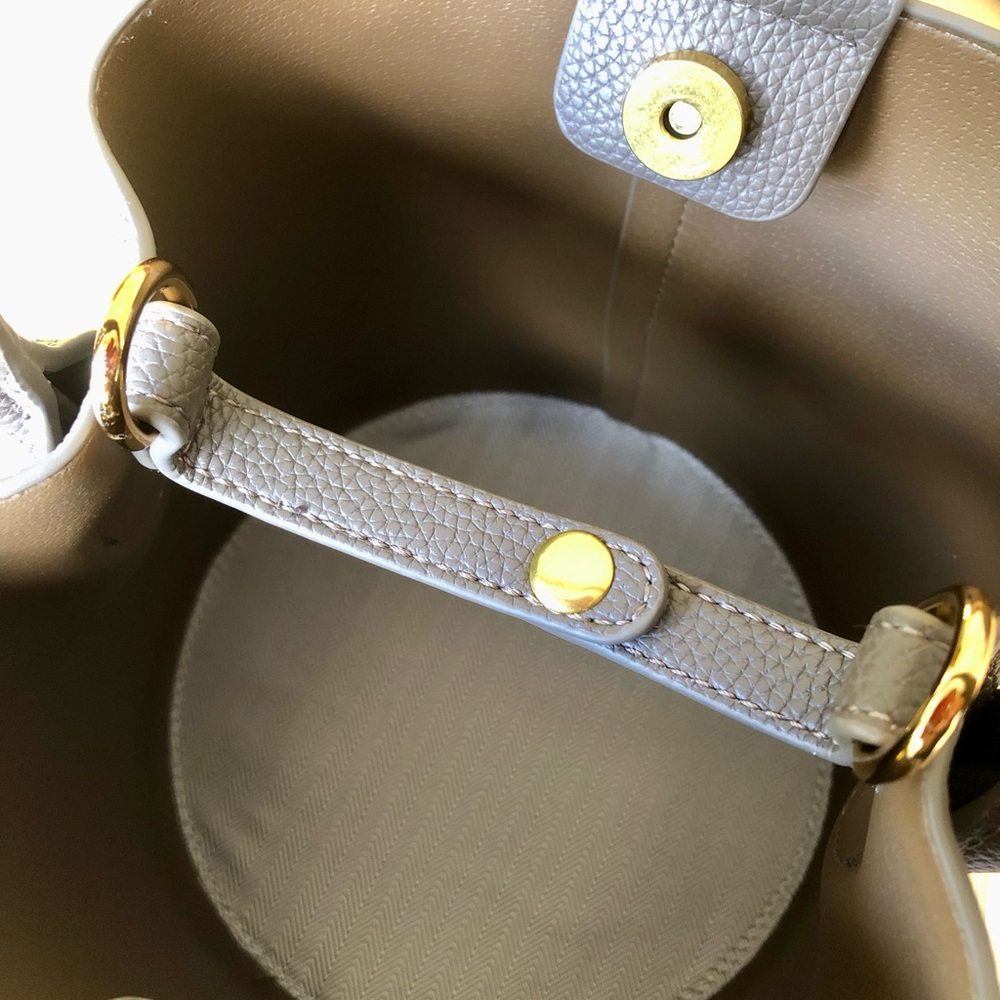 Taupe leather bucket bag with gold toned hardware, new - Picture 6 of 6